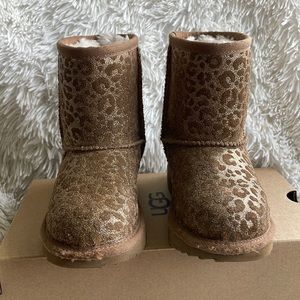 UGG Classic II Glitter Leopard Boot, Toddler 9M Chestnut